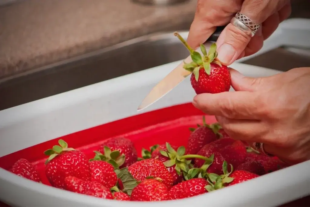 How to Remove the Hulls from Strawberry Fruit
